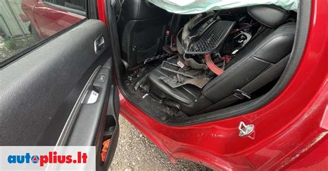 Kolona naudotų Citroën dalių, išdėliotų sandėlyje