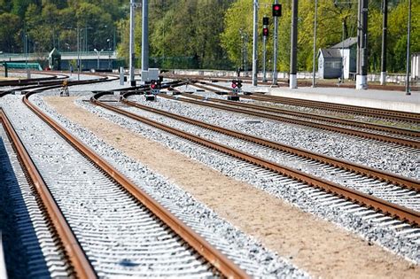 Geležinkelio bėgių sankirta Jiesios stotyje, europinė ir plačioji vėžės