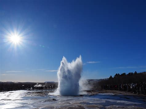 Nuotrauka iš Auksinio rato: Strokkur geizeris fontanu