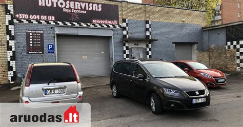 Tematinė nuotrauka: autoserviso interjeras su specialistu prie automobilio