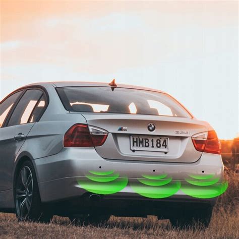 Teminė nuotrauka: modernus automobilis su pavaizduotomis parkavimo jutiklių zonomis