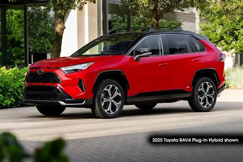 Toyota RAV4 Plug-in Hybrid įkrovimo stotelėje