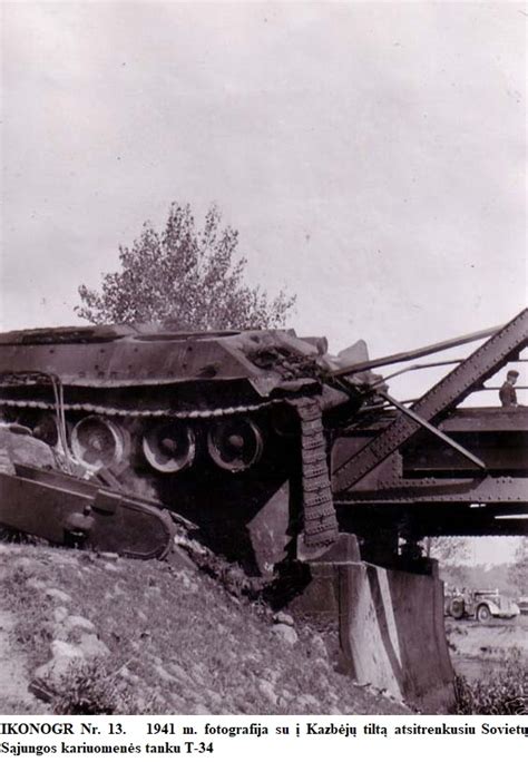 Vokiečių tankų divizija, judanti per kaimo vietovę karo metu