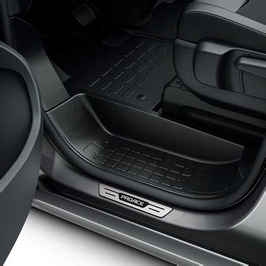 Toyota interjero ir eksterjero aksesuarai: slenksčių plokštelės ir purvasaugiai