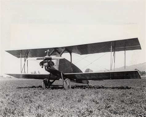 Amelijos Erhart portretas prie jos pirmojo ryškiai geltono biplano Kinner Airster