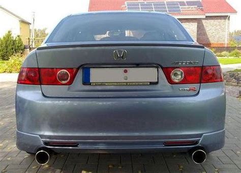Honda Accord su pažeistu galiniu bamperiu, laukianti remonto autoservise