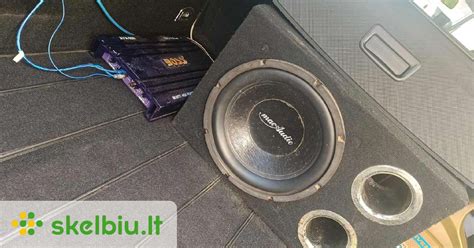 Schema, iliustruojanti aktyvaus žemų dažnių garsiakalbio su integruotu stiprintuvu veikimo principą ir jo vietą automobilio garso sistemoje.