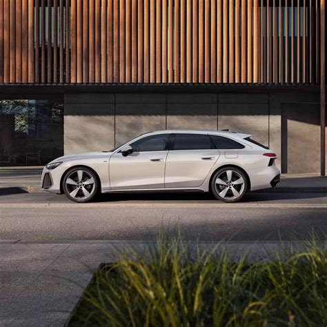 Audi A6 (C6) kėbulo linijos ir priekinė dalis (šoninis vaizdas, išryškinantis elegantišką dizainą)