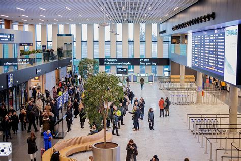 Ilustracinis vaizdas: prabangus automobilis, laukiantis keleivių oro uoste