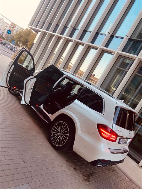 Nuotrauka: prabangių automobilių parkas, skirtingų modelių ir spalvų