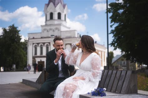 Nuotrauka: jaunavedžiai prie prabangaus vestuvinio automobilio