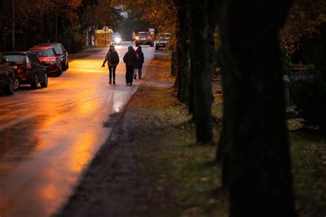 Nuotrauka, vaizduojanti intensyvų eismą tamsiuoju paros metu prie kapinių