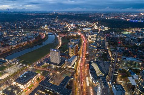 Teminis statybos leidimų dokumentų vaizdas su Vilniaus panorama fone