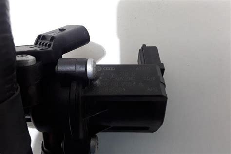 Audi 80 TDI variklio skyriaus nuotrauka su pažymėtu išmetimo kolektoriumi