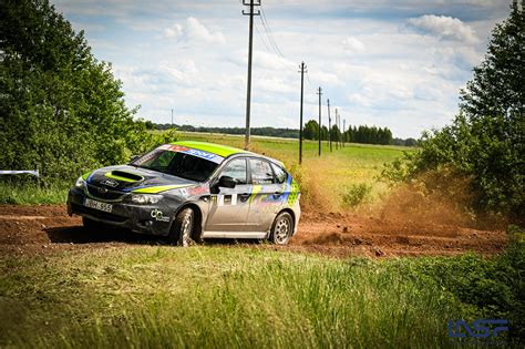 Teminė nuotrauka: automobilių sporto renginys konvertuotoje pramoninėje erdvėje