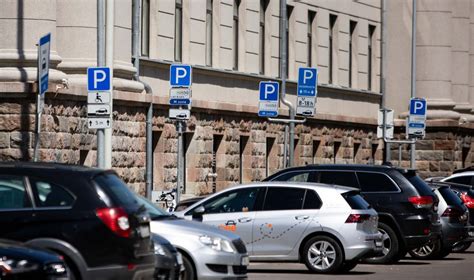 Pavyzdžiai: įvairūs automobilių stovėjimo vietų ženklinimo būdai