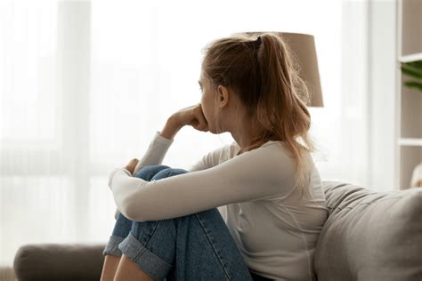 Tematinė nuotrauka: išsikraunantis mobilusis telefonas ir stresą patiriantis žmogus