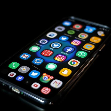 Tematinė nuotrauka: telefonas su aktyvuotu tamsiuoju režimu
