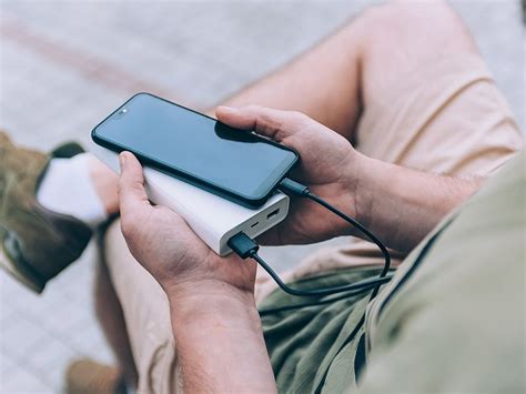 Tematinė nuotrauka: telefonas prijungtas prie išorinės baterijos (power bank)