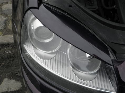 Saab 9-5 priekinių žibintų nuotrauka tamsoje