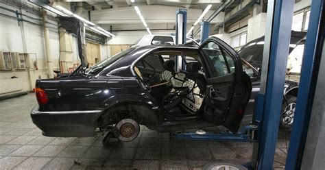 Tematinė nuotrauka, vaizduojanti automobilį plaunantį žmogų rankiniu būdu, pabrėžiant dėmesį detalėms ir kruopštumą.