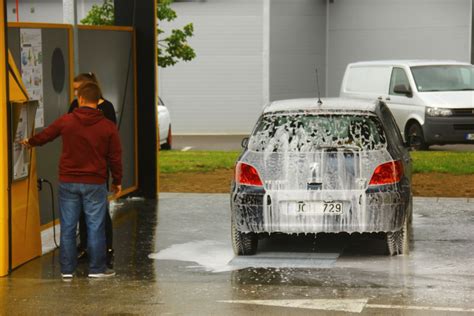 Tematinė nuotrauka, vaizduojanti sugadintą automobilio detalę plovykloje.