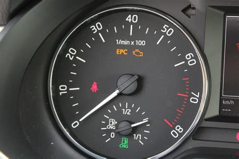 automobilis su įjungta „Check Transmission“ lempute prietaisų skydelyje