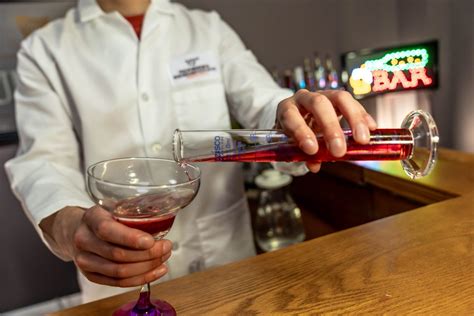 Teminė nuotrauka: žmogus dėvintis „pagirių kostiumą“, demonstruojantį alkoholio poveikį