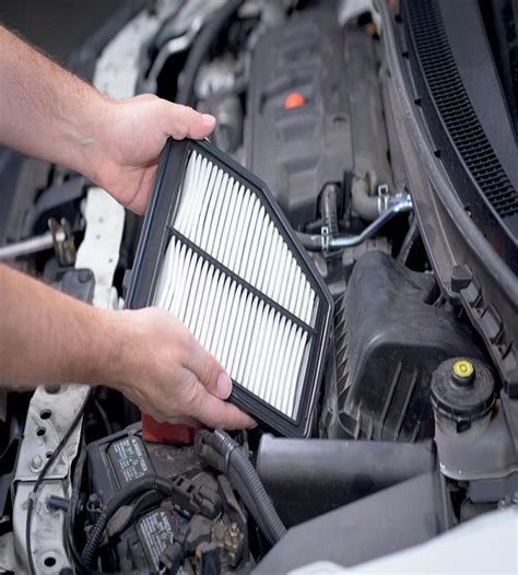 Variklio oro filtro ir įsiurbimo sistemos vieta automobilyje