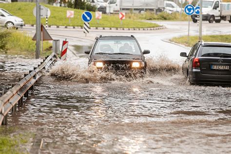Mechanikas tikrina automobilio variklį po potvynio