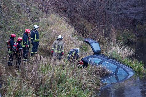 Automobilis grimzta vandenyje su žmogumi, išlipančiu pro langą