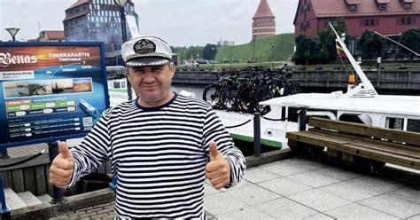 Teminė nuotrauka: kapitonas prie laivo šturvalo