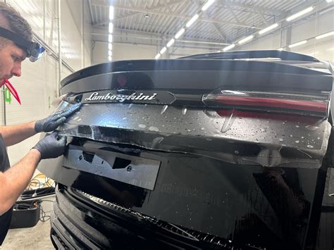 Nuotrauka: arti parodytas automobilio žibintas su apsaugine plėvele