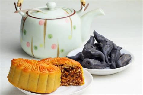 Infografika, iliustruojanti, kaip oro burbuliukai arba vandens garai stabdžių skystyje mažina stabdymo efektyvumą.