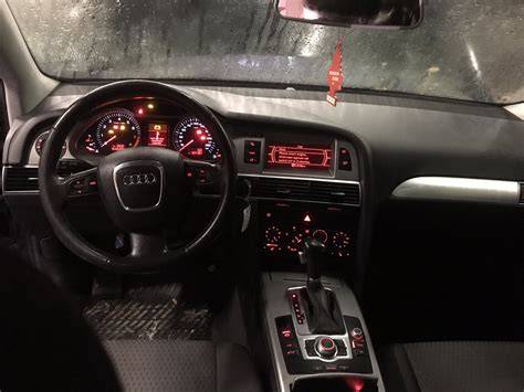 Audi A6 C6 prietaisų skydelio ir vairo interjero nuotrauka