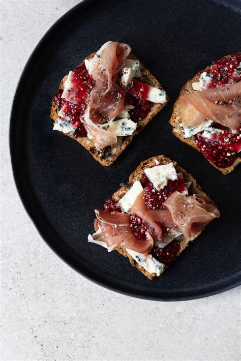 Artima crostini su brie sūriu ir aviečių uogiene nuotrauka