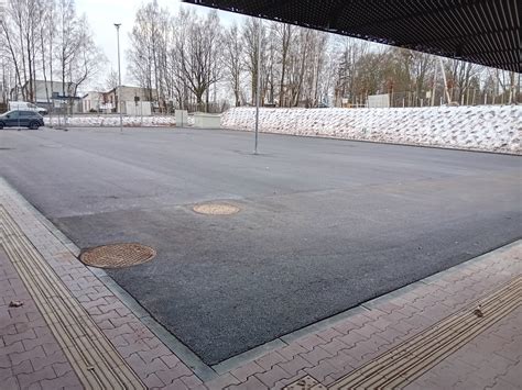Vizualizacija: betoninių trinkelių korinė automobilių stovėjimo aikštelė daugiabučio kieme