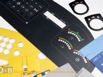 Detalė iš prietaisų panelės su matomu oro srautą reguliuojančiu troseliu