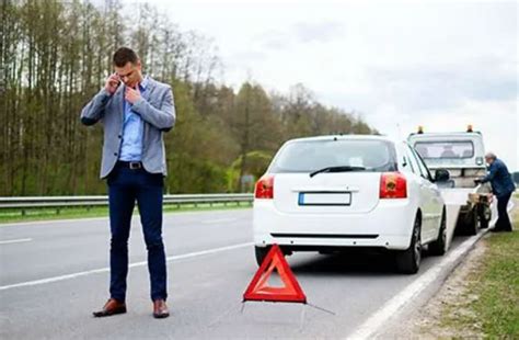 Teminis automobilis kelyje, kuriam reikia pagalbos