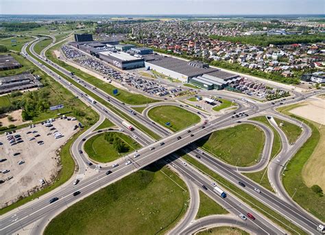 Tematinė nuotrauka su automobiliais, parkuojančiais prie prekybos centro „Lidl“