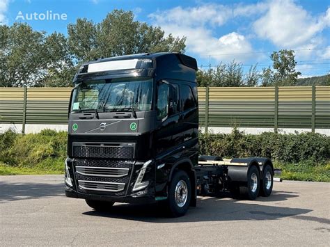 Technikas tikrinantis sunkvežimio variklį autorizuotame Volvo servise