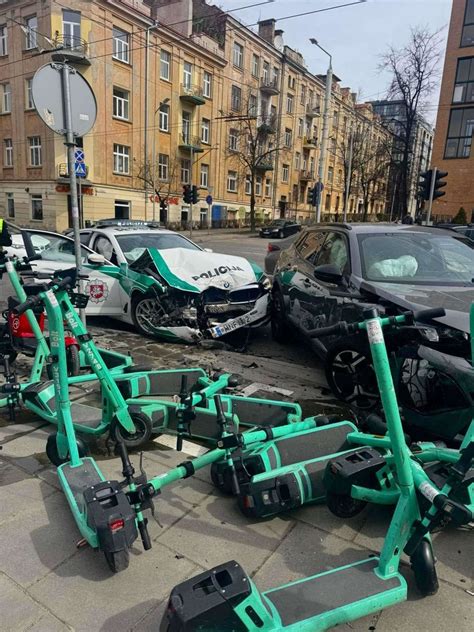 Apsemtas Jaguar automobilis Vilniaus gatvėje