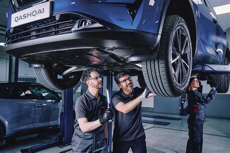 Autoserviso meistrai remontuoja Citroen automobilį ant keltuvo