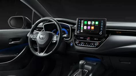 Nuotrauka, vaizduojanti Toyota RAV4 Hybrid automobilio interjerą, su akcentu ant modernios multimedijos sistemos ir vairuotojo ergonomikos.