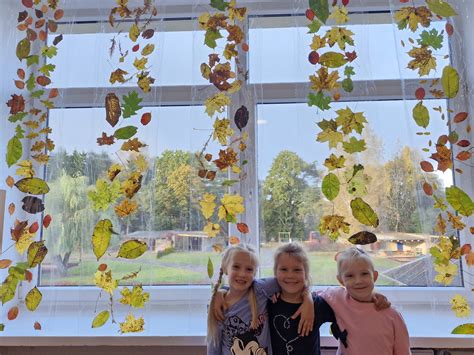 Vaikų gaminami rudens žibintai iš lapų