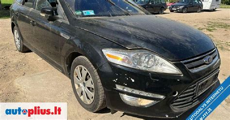 Ford Mondeo MK4 automobilio priekis su veikiančiais valytuvais ir purškiamu skysčiu