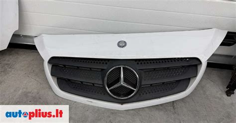 Tematinė Mercedes-Benz CLK priekio nuotrauka su išryškintomis buferio grotelėmis