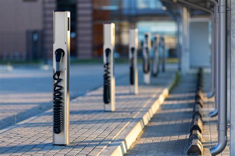 scheminis parkavimo aikštelės su užtvarais ir elektromobilių įkrovimo stotelėmis vaizdas