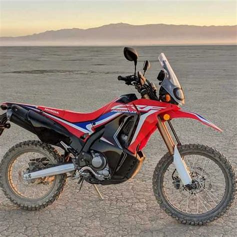 Honda CRF250L motociklas, stovintis miško keliuke