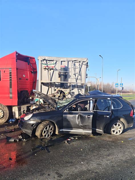 Ugniagesiai gelbėtojai dirbantys avarijos vietoje, išlaisvinantys žmones iš sumaitoto automobilio